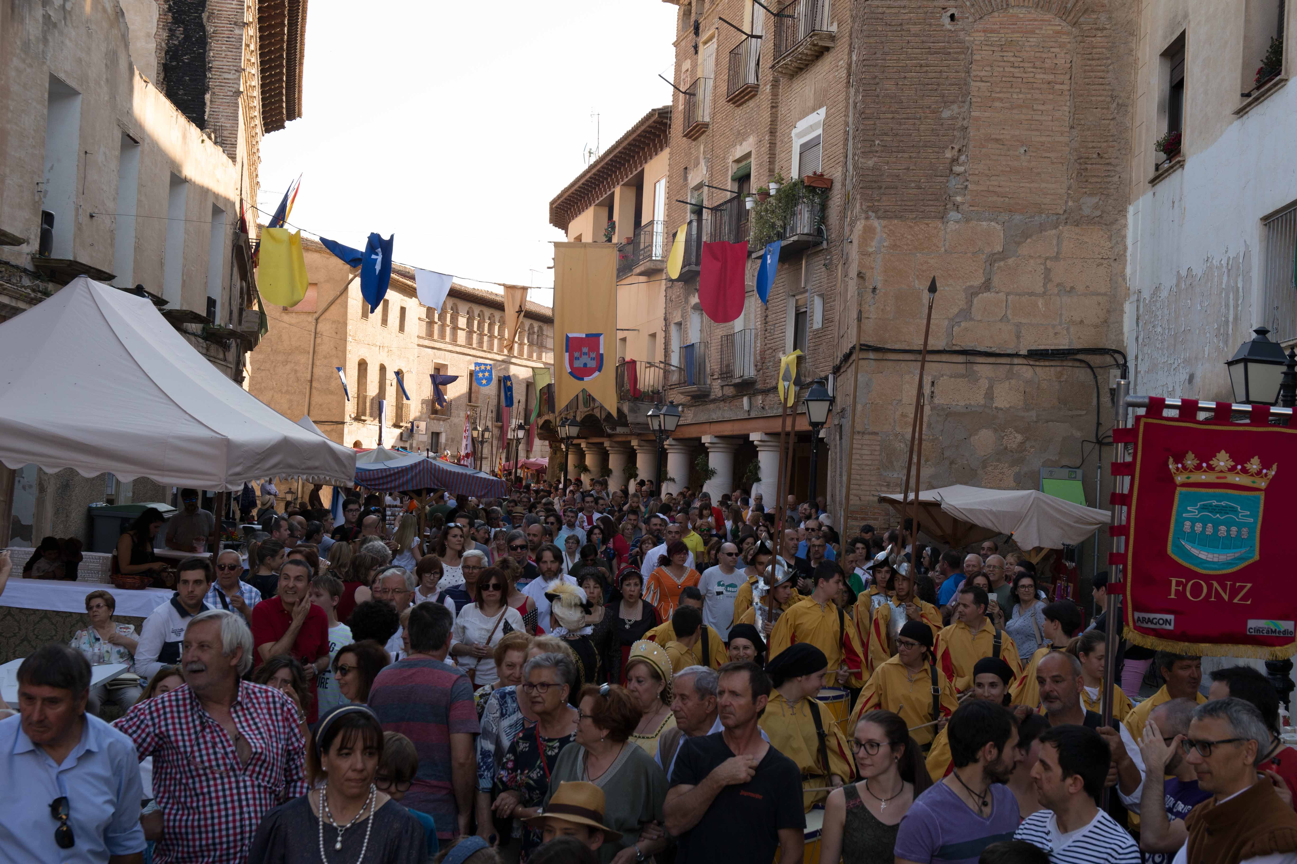 La XIV Feria del Renacimiento llena de público y de historia las calles y plaza Mayor de Fonz