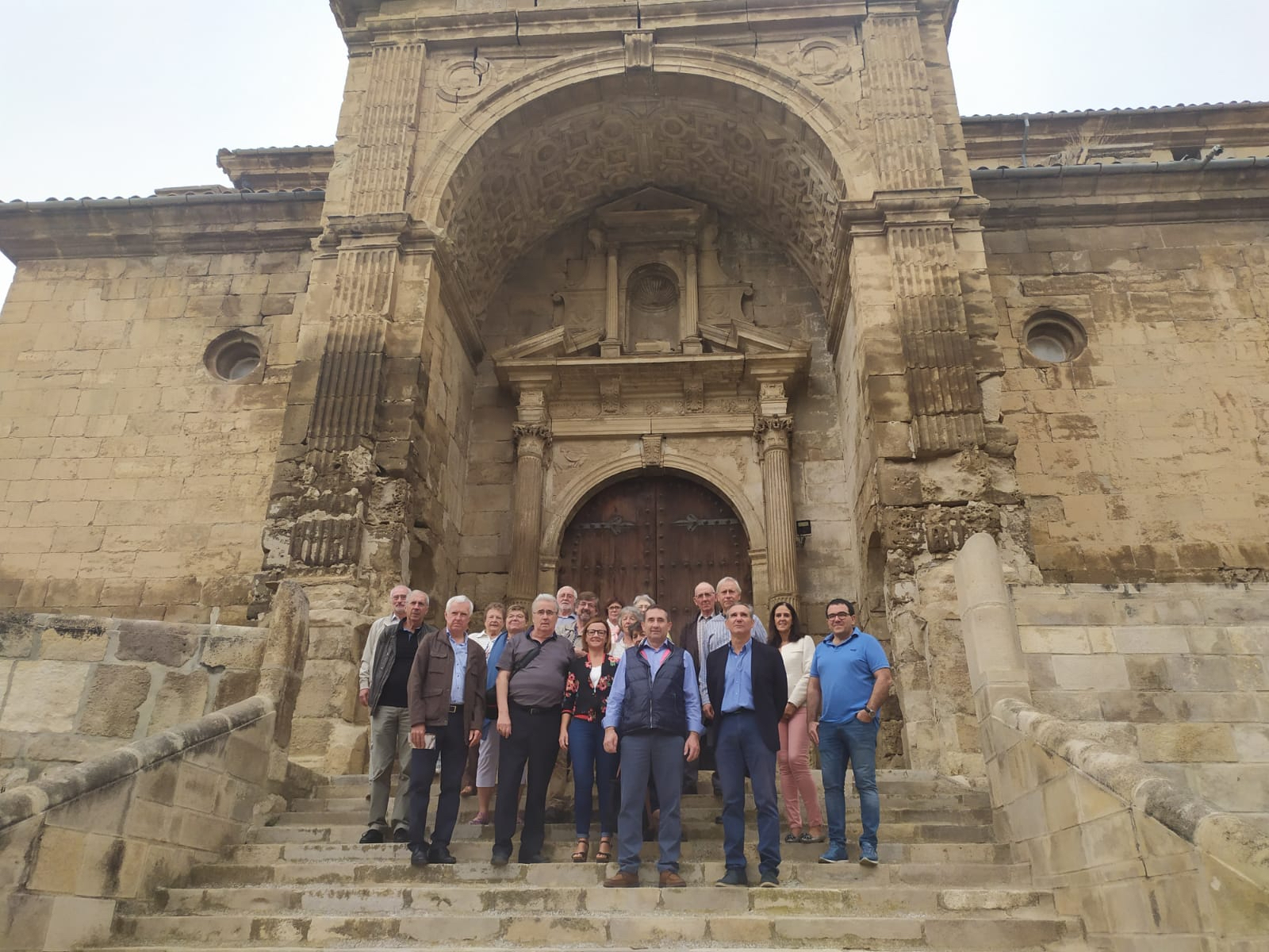 Alcaldes y ex alcaldes de la región francesa de Dordogne conocen el patrimonio de Fonz y el proyecto de inclusión social del albergue de Down Huesca