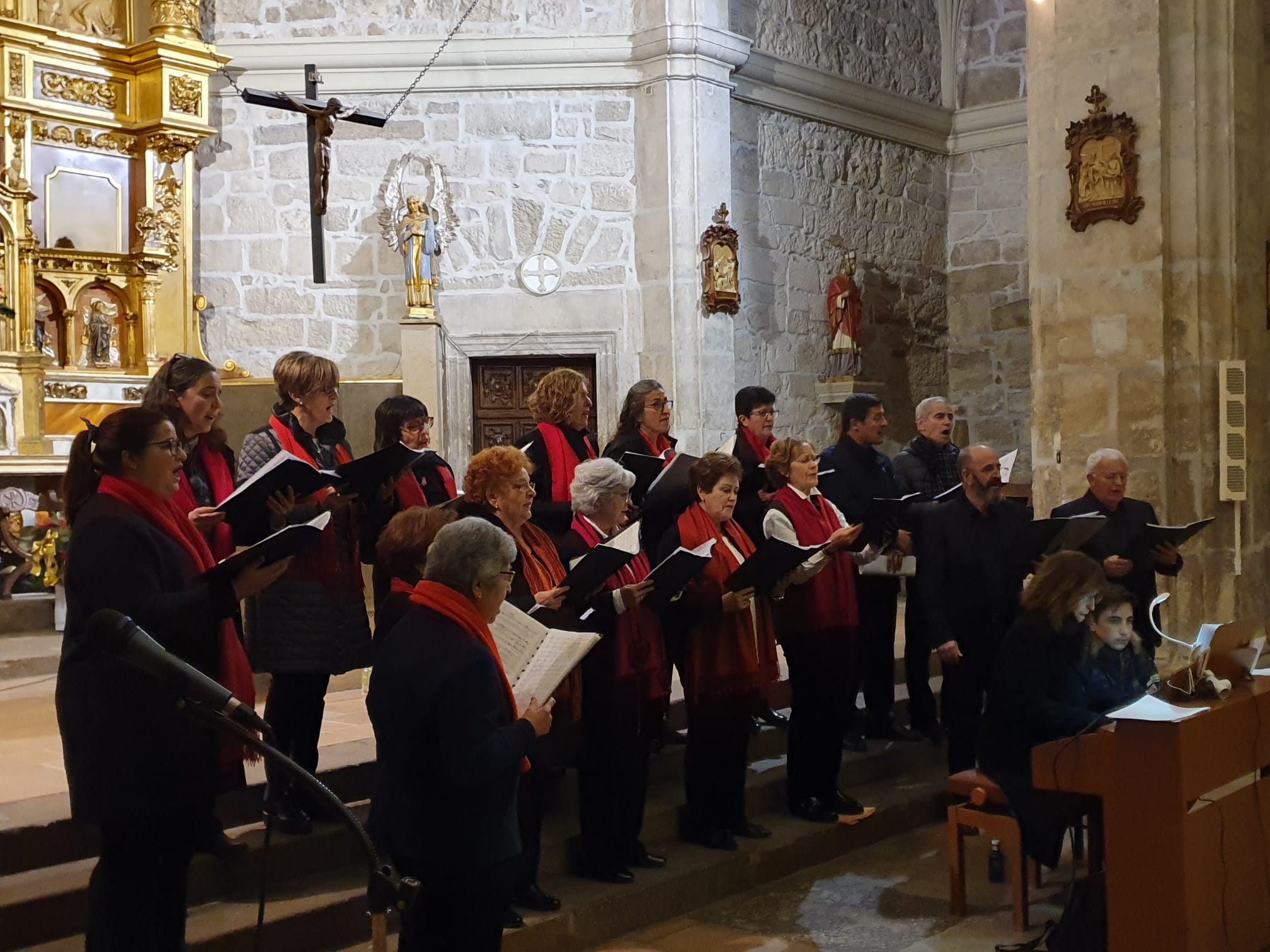 La Coral Foncense pone el sonido de la Navidad en Fonz